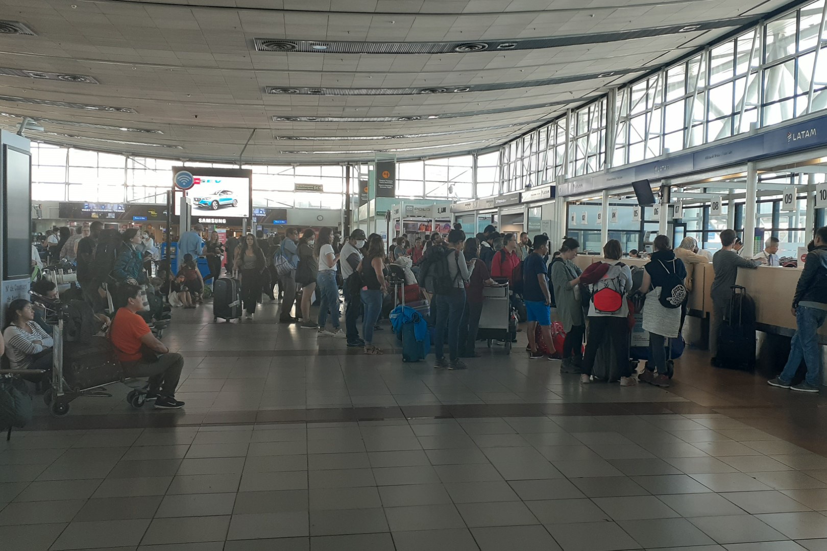 Comodoro Arturo Merino Benítez International Airport, international travellers trying to go home