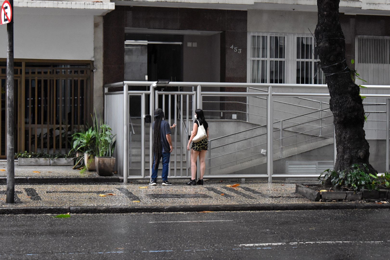 A typical fenced-off building on Av. Rainha Elisabeth, Ipanema, Rio de Janeiro