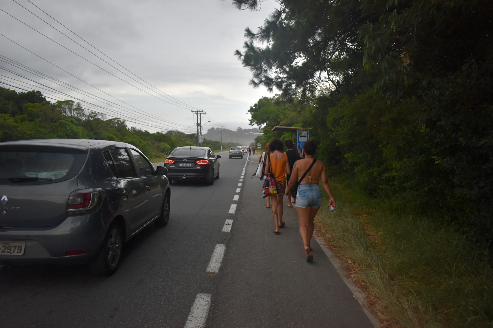 Traffic jam back to Florianópolis Centro, walking on the side of the road...