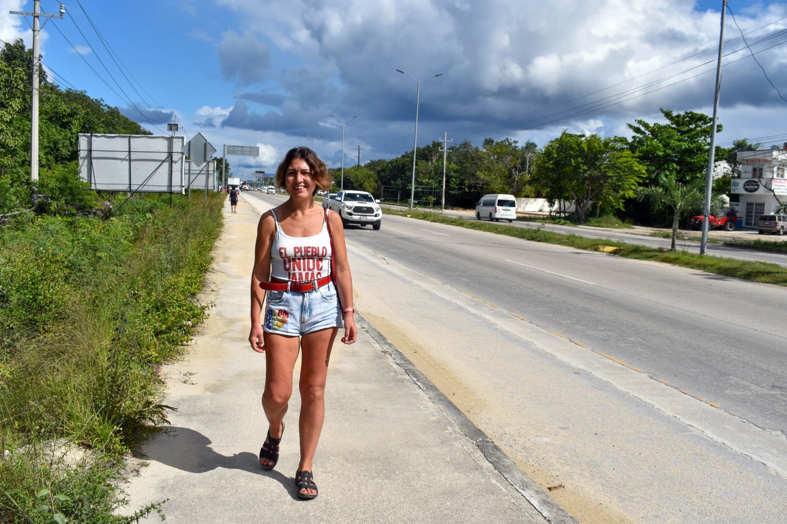 Walking on the Carretera Cancún - Tulum to the ruins