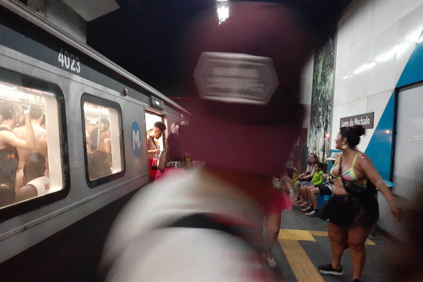 Taking the subway to Centro, looking for more blocos...