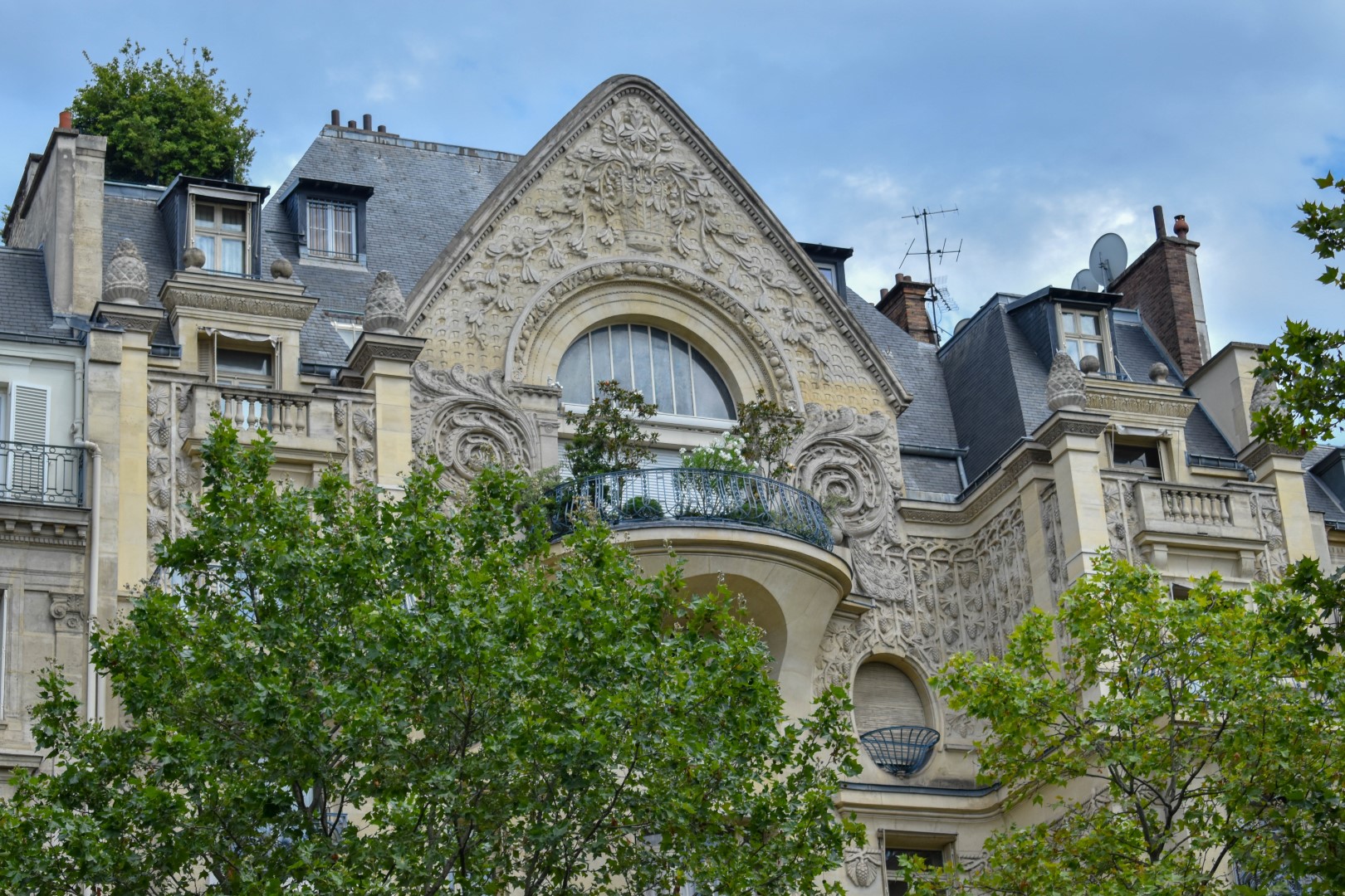Fancy appartment Avenue Marceau, Paris