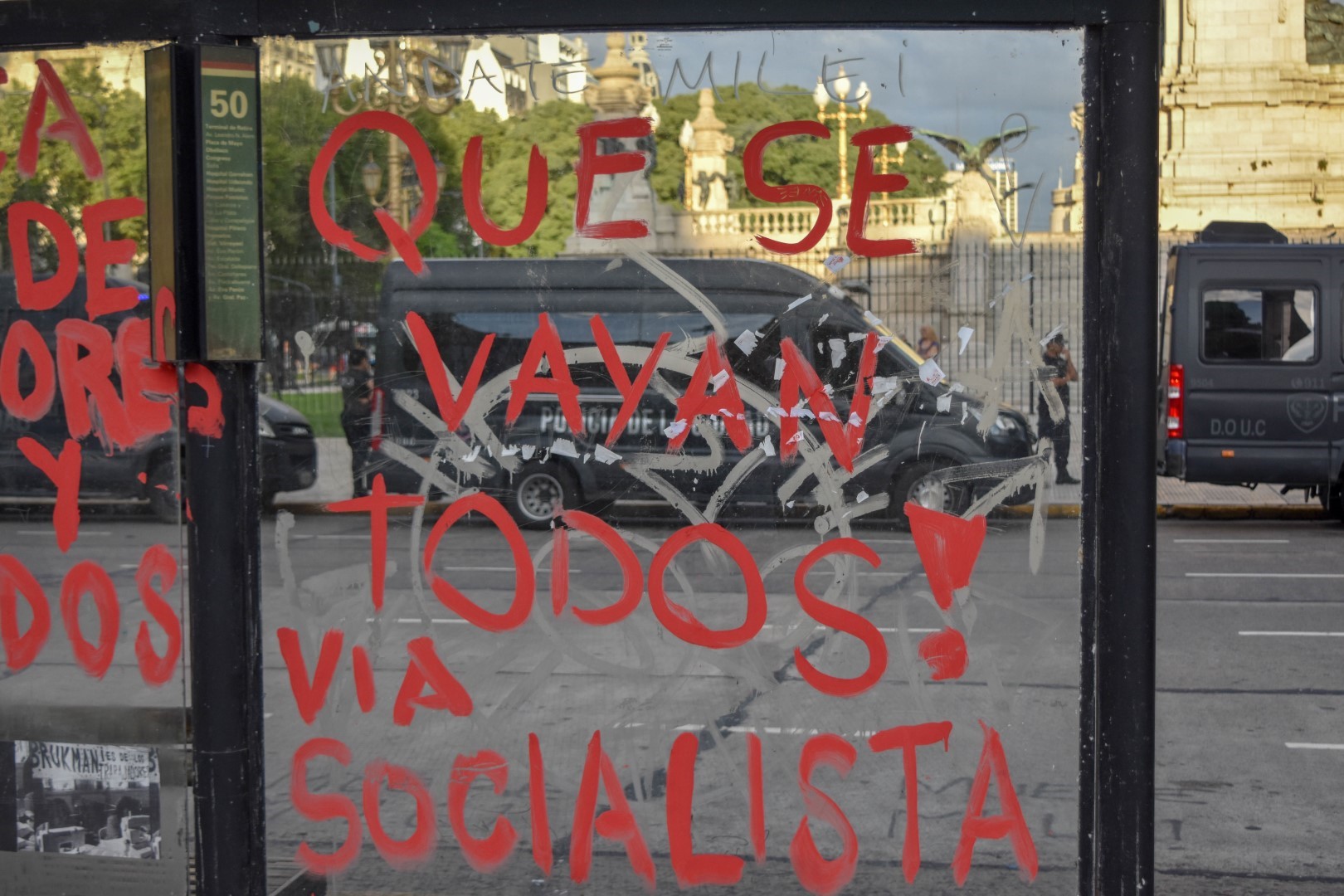 "They should all go!", graffiti on Plaza del Congreso, Buenos Aires