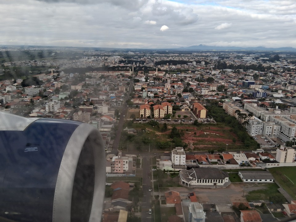 Asunción (Paraguay) → Curitiba (Brazil), AD8715, landing in Curitiba