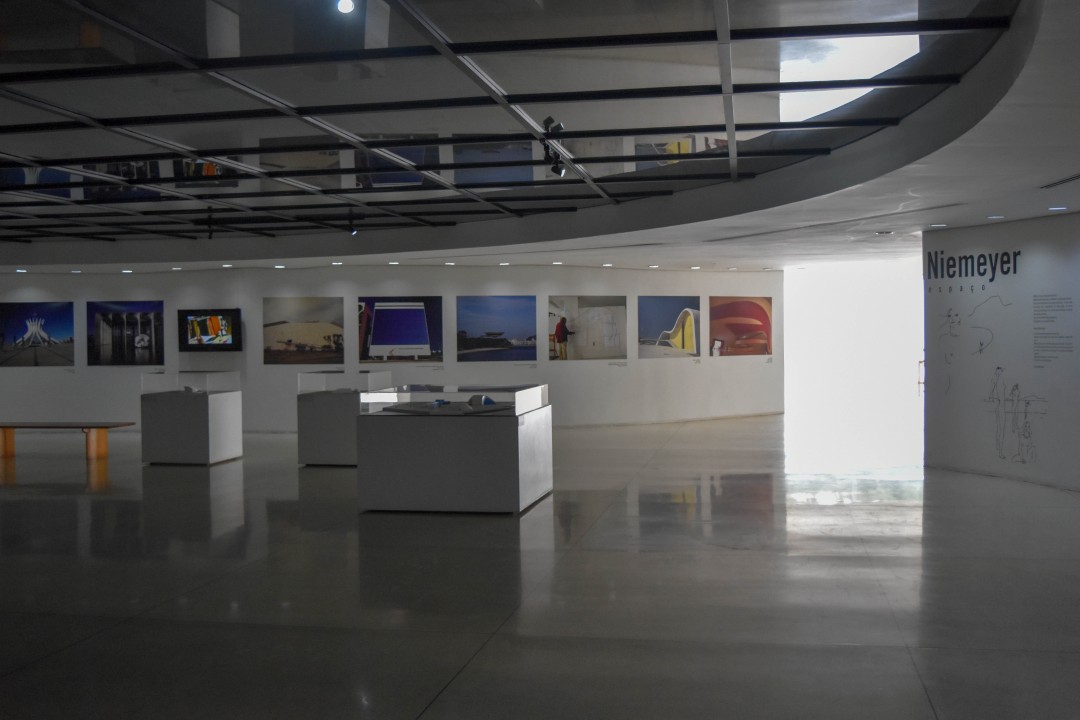 Museu Oscar Niemeyer, R. Mal. Hermes, 999 - Centro Cívico, Curitiba - PR, 80530-230