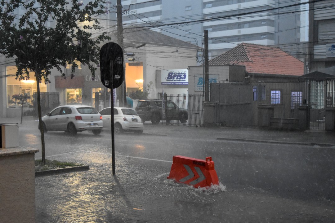 Rua Emiliano Perneta - Centro, Curitiba - PR, 80420-080