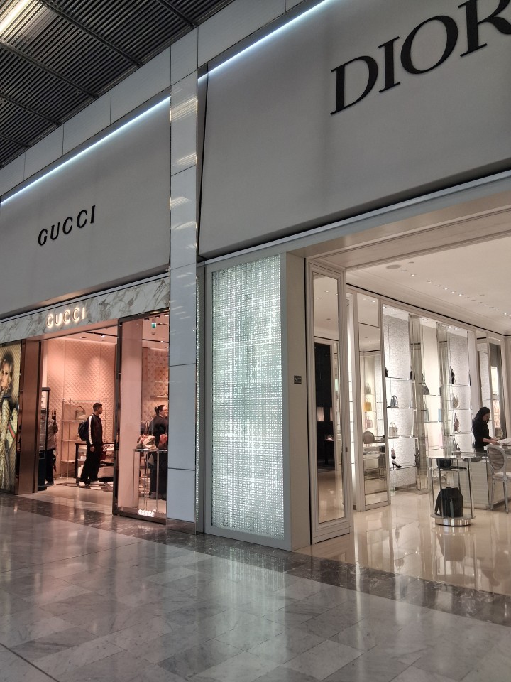 Aéroport de Paris-Charles de Gaulle, Terminal 2E, gate M, 95700 Roissy-en-France, France