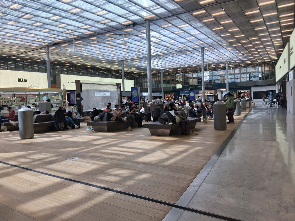 Aéroport de Paris-Charles de Gaulle, Terminal 2E, gate M, 95700 Roissy-en-France, France