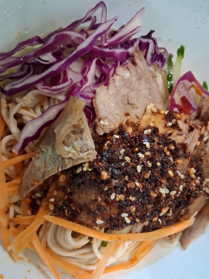 牛肉冷面 (niúròu lěngmiàn) — cold noodles topped with sliced beef, vegetables and a savoury dressing