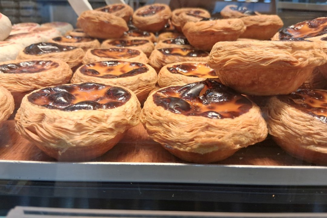 蛋挞 (dàntà) — egg tart