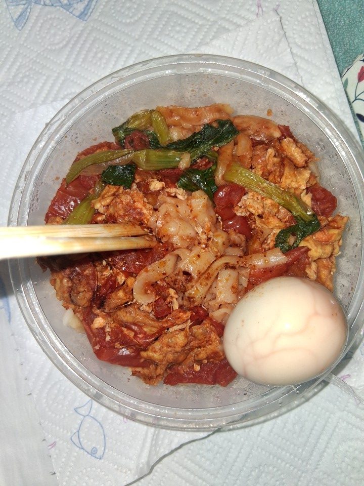 西红柿鸡蛋面 (xīhóngshì jīdàn miàn) — tomato and egg noodles, one of China’s ultimate comfort foods