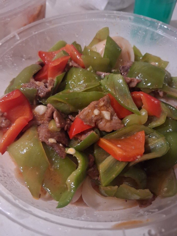 Green pepper and beef on knife-cut noodles — 青椒牛肉刀削面 (Qīngjiāo Niúròu Dāoxiāomiàn), Maya Gu Bai Lanzhou Beef Noodles (马牙古白兰州牛肉面, Mǎyágǔ Bái Lánzhōu Niúròumiàn), The MixC (万象城), 288 Qingnian Street (青年大街288号), Heping District, Shenyang, Liaoning, China.