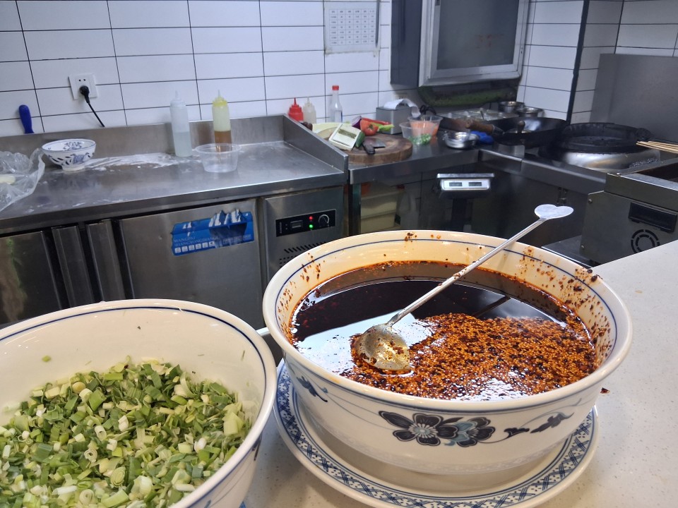 Maya Gu Bai Lanzhou Beef Noodles (马牙古白兰州牛肉面, Mǎyágǔ Bái Lánzhōu Niúròumiàn), The MixC (万象城), 288 Qingnian Street (青年大街288号), Heping District, Shenyang, Liaoning, China.