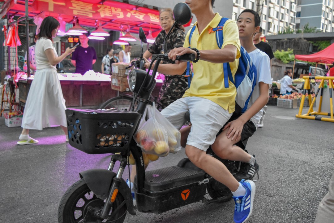 Daytime market on 南二经街 (Nán’èr Jīng Jiē), Shenhe District, Shenyang, Liaoning, China.