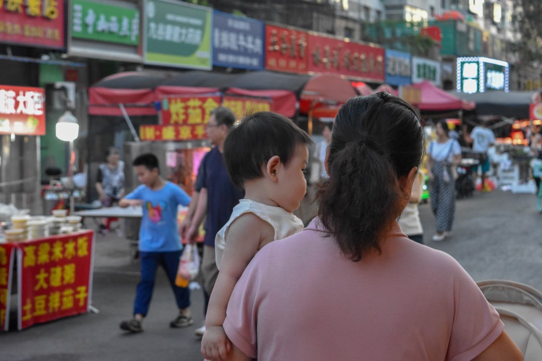 Daytime market on 南二经街 (Nán’èr Jīng Jiē), Shenhe District, Shenyang, Liaoning, China.