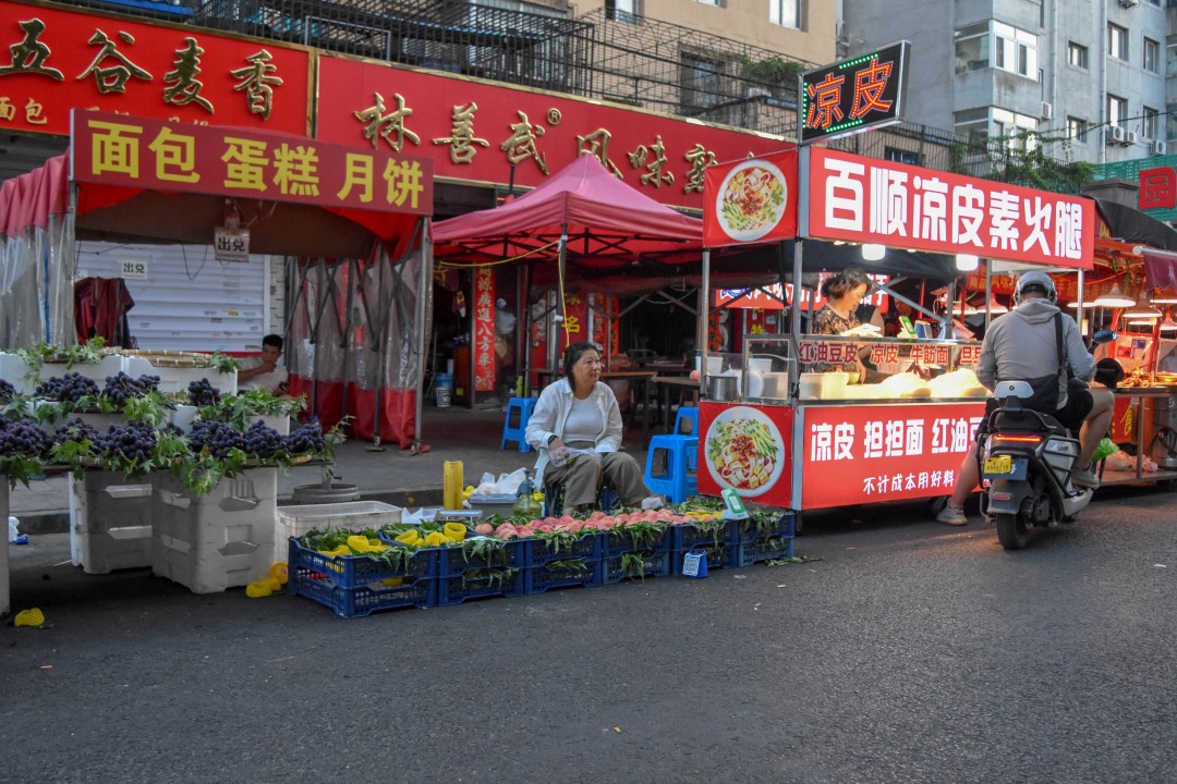 Daytime market on 南二经街 (Nán’èr Jīng Jiē), Shenhe District, Shenyang, Liaoning, China.
