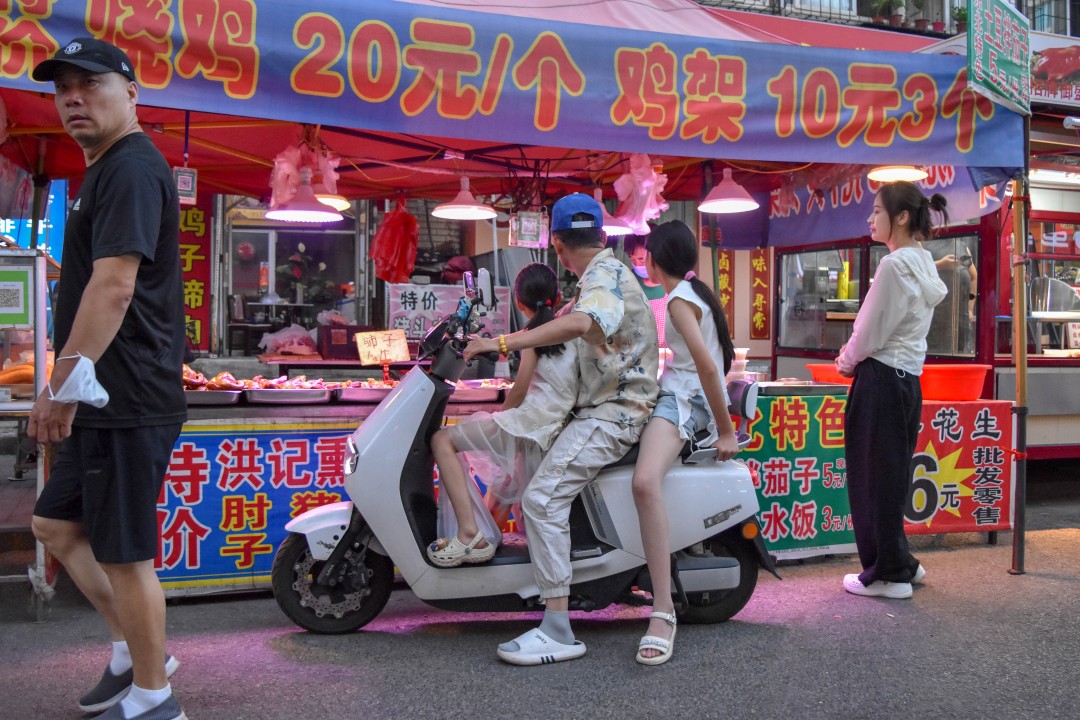 Daytime market on 南二经街 (Nán’èr Jīng Jiē), Shenhe District, Shenyang, Liaoning, China.