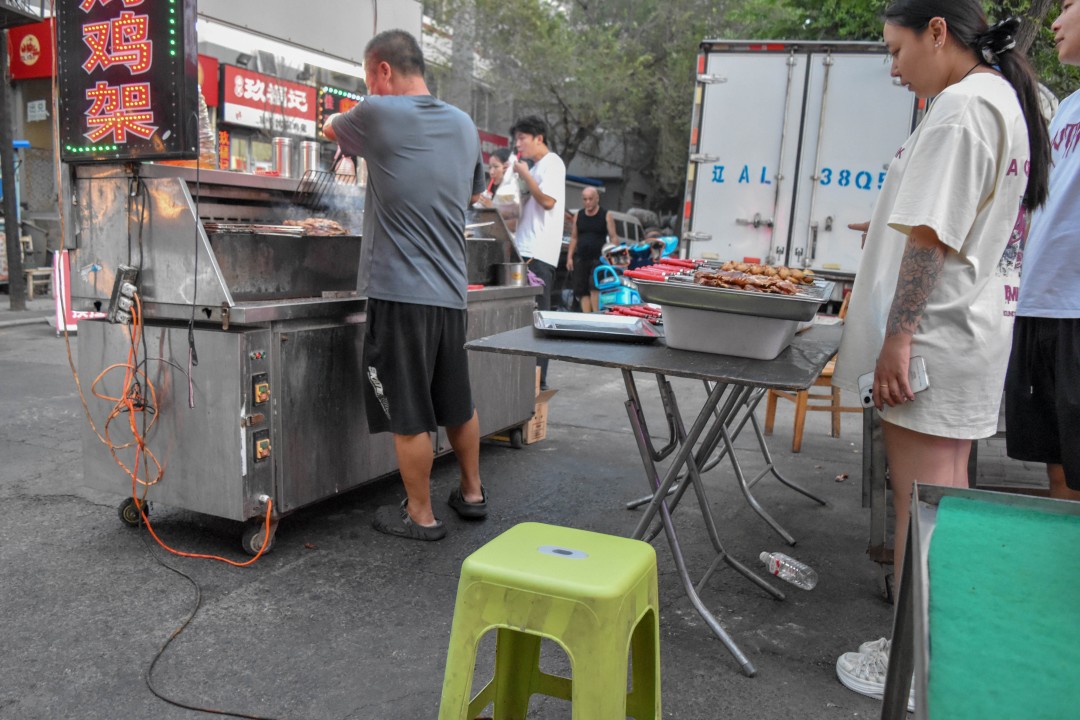 Daytime market on 南二经街 (Nán’èr Jīng Jiē), Shenhe District, Shenyang, Liaoning, China.