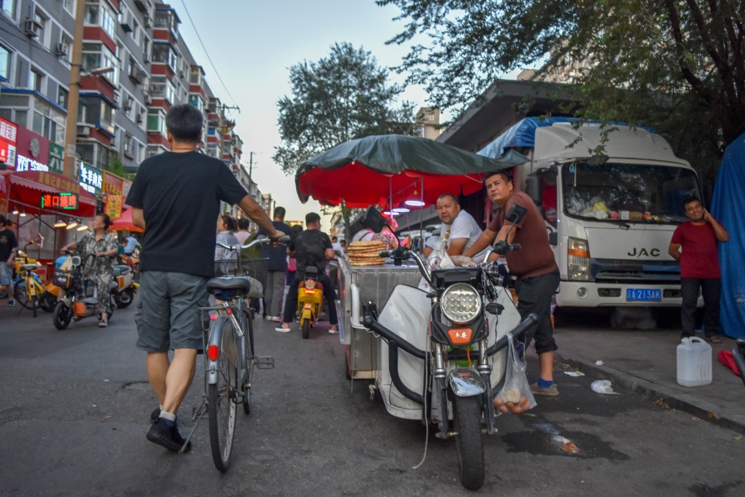 Daytime market on 南二经街 (Nán’èr Jīng Jiē), Shenhe District, Shenyang, Liaoning, China.