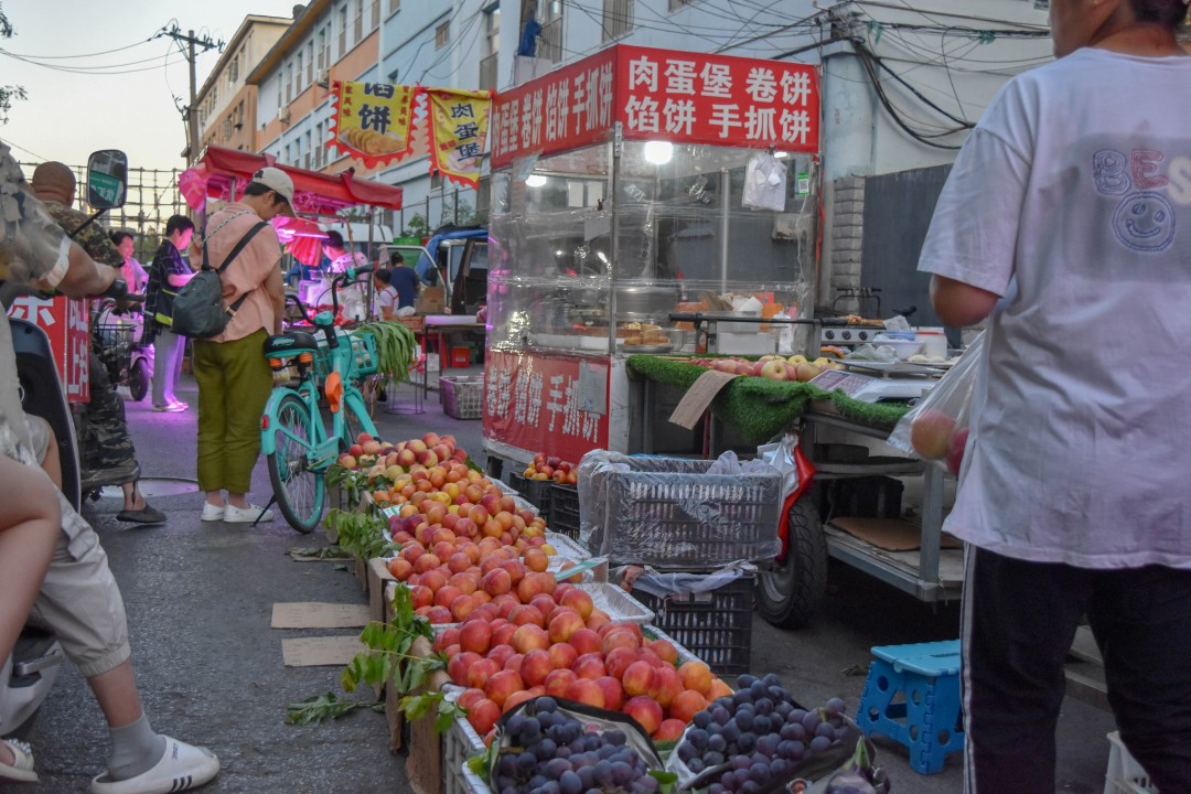 Daytime market on 南二经街 (Nán’èr Jīng Jiē), Shenhe District, Shenyang, Liaoning, China.