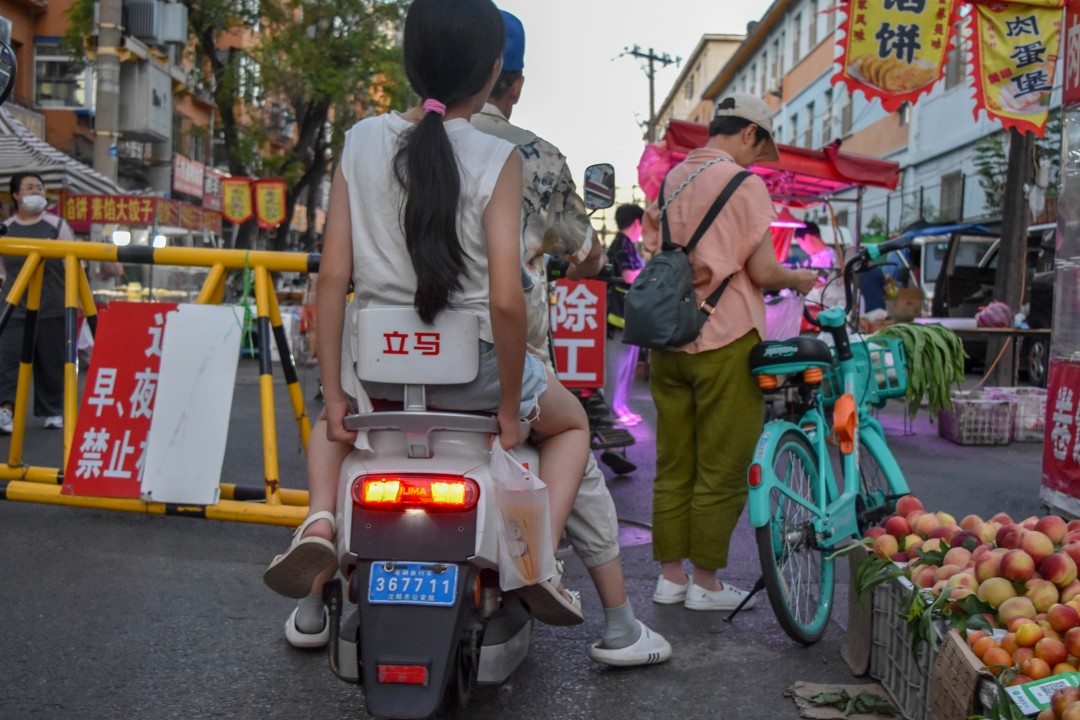Daytime market on 南二经街 (Nán’èr Jīng Jiē), Shenhe District, Shenyang, Liaoning, China.