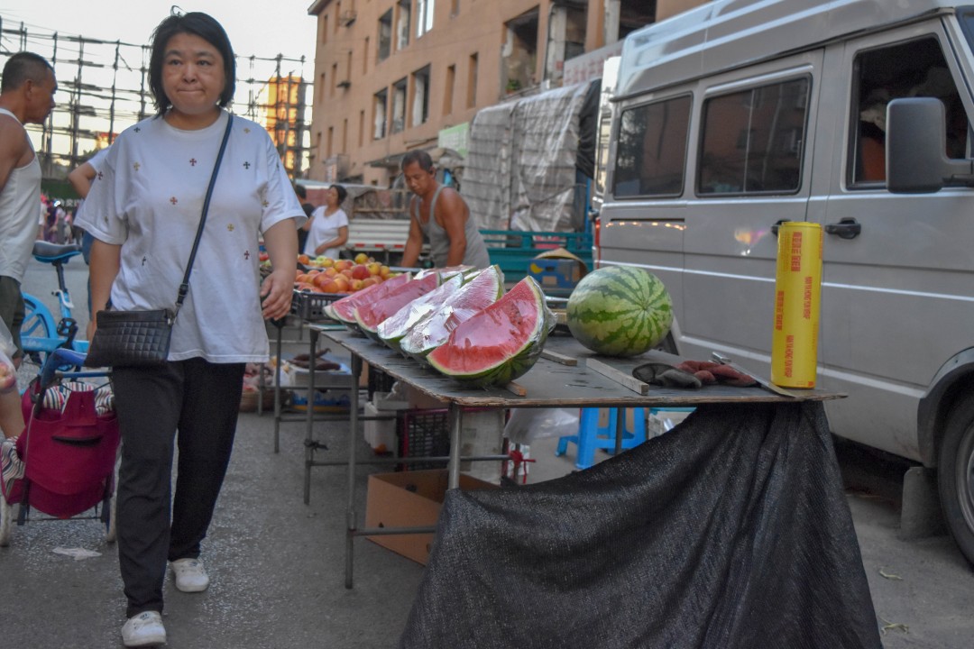 Daytime market on 南二经街 (Nán’èr Jīng Jiē), Shenhe District, Shenyang, Liaoning, China.