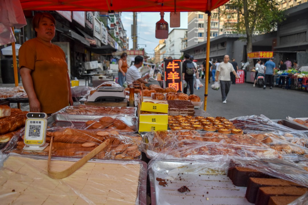 Daytime market on 南二经街 (Nán’èr Jīng Jiē), Shenhe District, Shenyang, Liaoning, China.