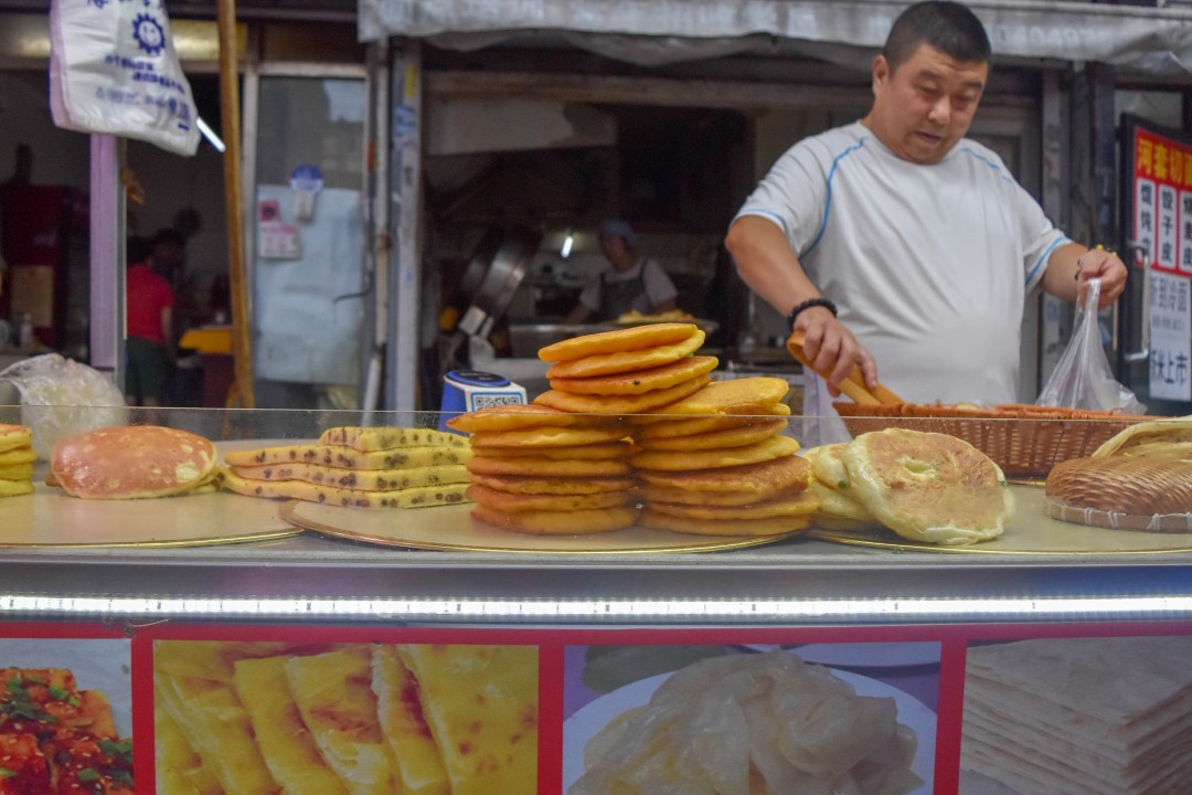 Daytime market on 南二经街 (Nán’èr Jīng Jiē), Shenhe District, Shenyang, Liaoning, China.