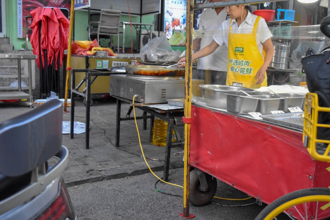 Daytime market on 南二经街 (Nán’èr Jīng Jiē), Shenhe District, Shenyang, Liaoning, China.