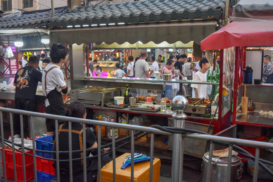 Night market on 南一经街 (Nányī Jīng Jiē), Shenhe District, Shenyang, Liaoning, China.