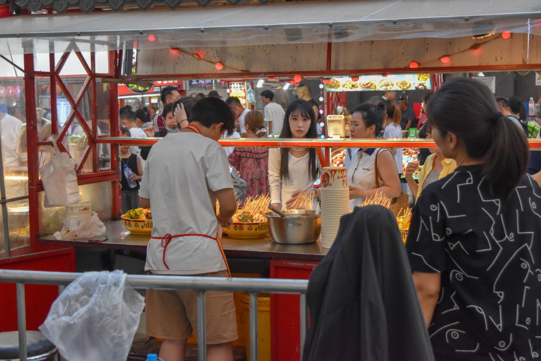 Night market on 南一经街 (Nányī Jīng Jiē), Shenhe District, Shenyang, Liaoning, China.