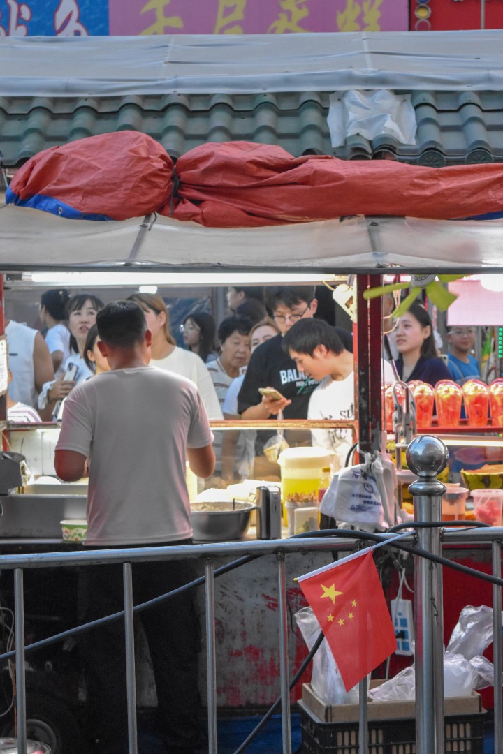 Night market on 南一经街 (Nányī Jīng Jiē), Shenhe District, Shenyang, Liaoning, China.
