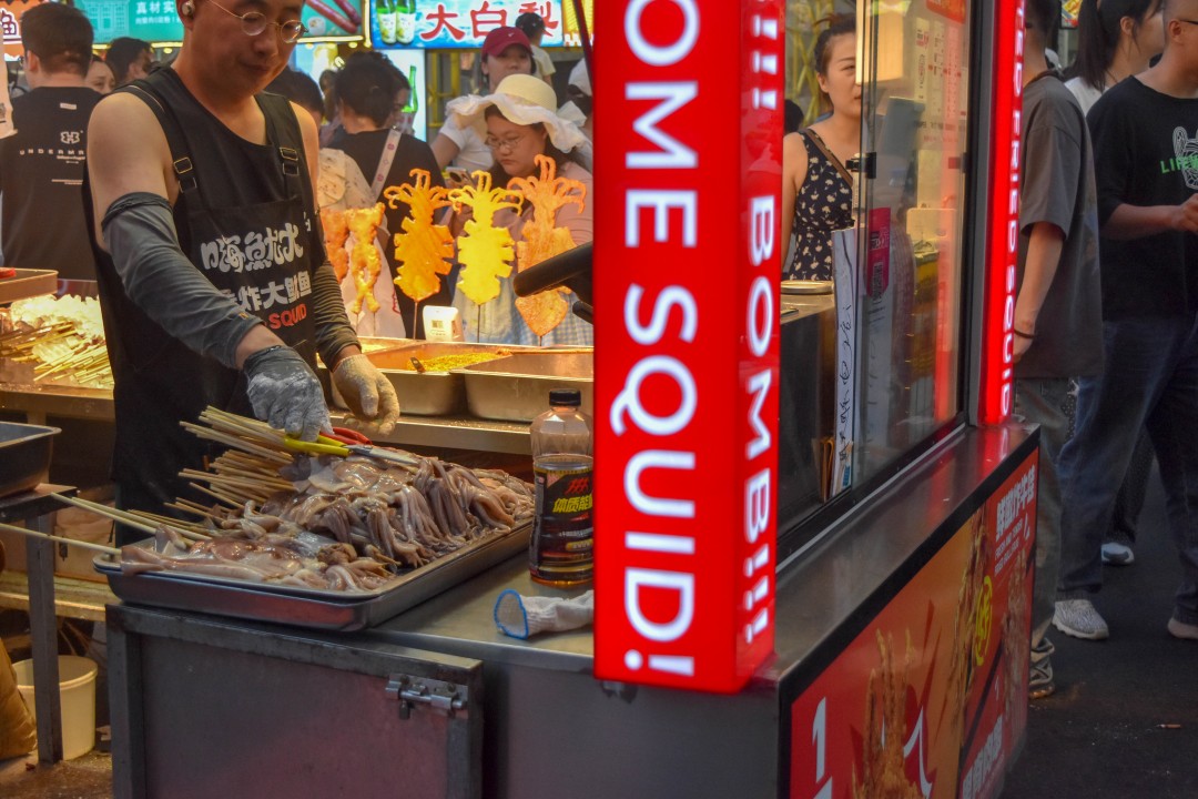 Night market on 南一经街 (Nányī Jīng Jiē), Shenhe District, Shenyang, Liaoning, China.