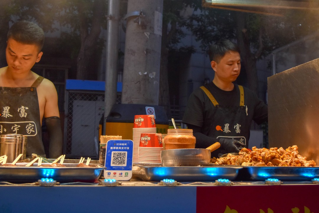 Night market on 南一经街 (Nányī Jīng Jiē), Shenhe District, Shenyang, Liaoning, China.
