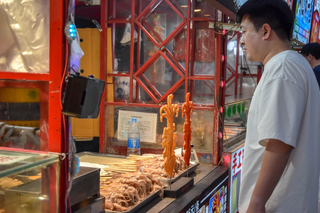 Night market on 南一经街 (Nányī Jīng Jiē), Shenhe District, Shenyang, Liaoning, China.