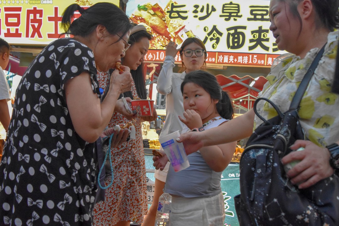 Night market on 南一经街 (Nányī Jīng Jiē), Shenhe District, Shenyang, Liaoning, China.