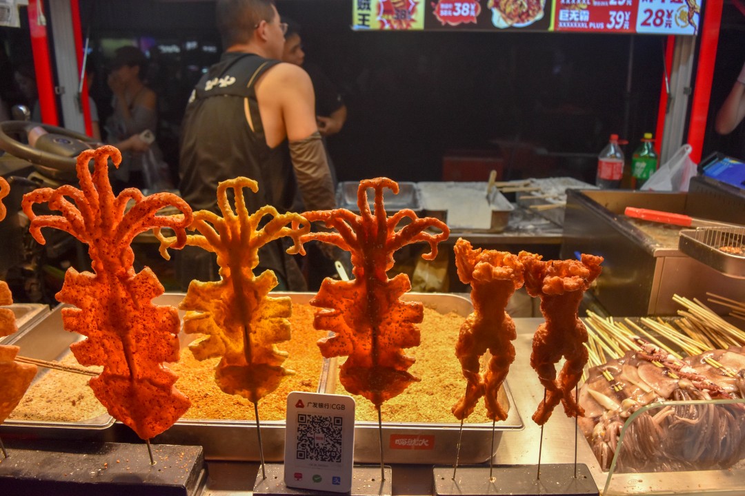 Night market on 南一经街 (Nányī Jīng Jiē), Shenhe District, Shenyang, Liaoning, China.