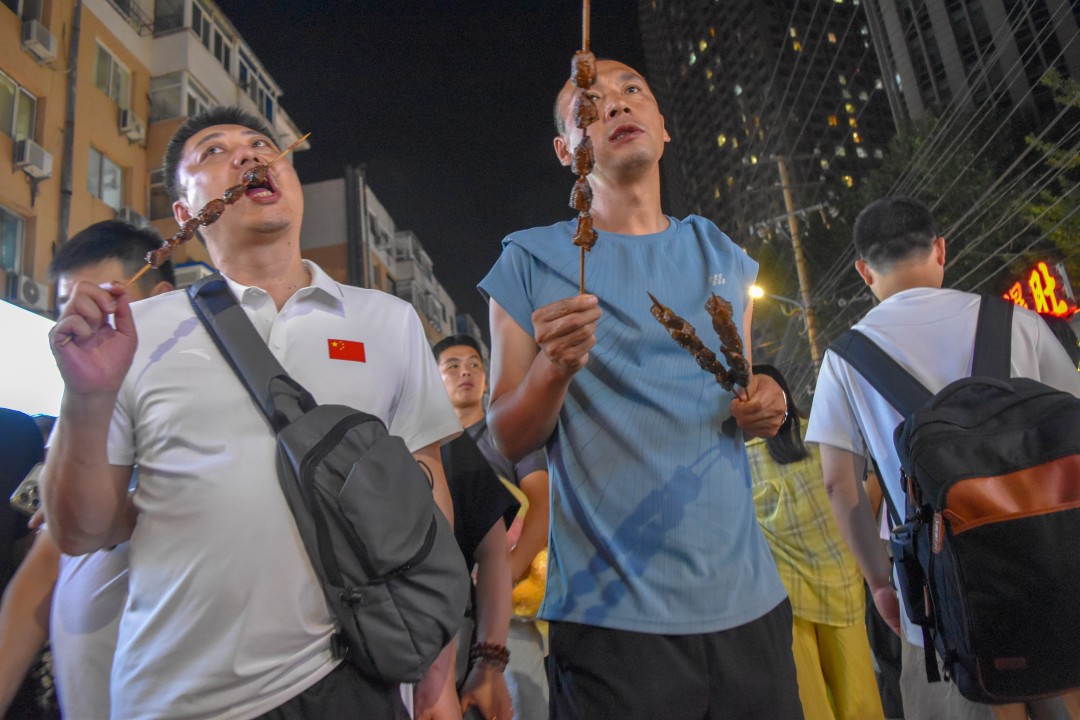 Night market on 南一经街 (Nányī Jīng Jiē), Shenhe District, Shenyang, Liaoning, China.