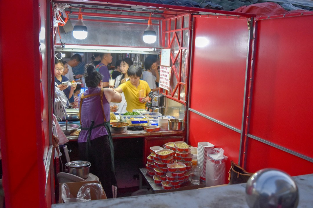 Night market on 南一经街 (Nányī Jīng Jiē), Shenhe District, Shenyang, Liaoning, China.