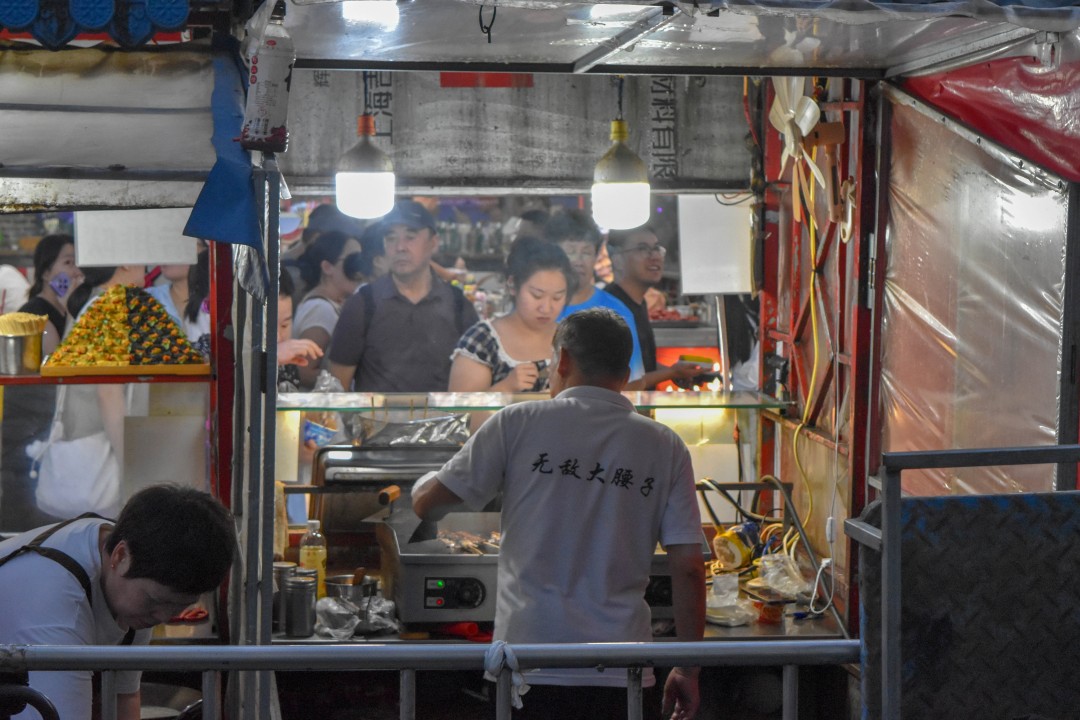 Night market on 南一经街 (Nányī Jīng Jiē), Shenhe District, Shenyang, Liaoning, China.