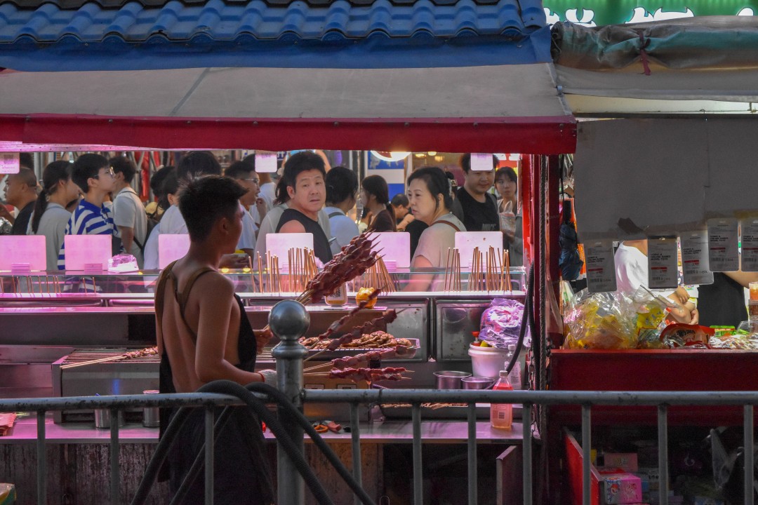 Night market on 南一经街 (Nányī Jīng Jiē), Shenhe District, Shenyang, Liaoning, China.