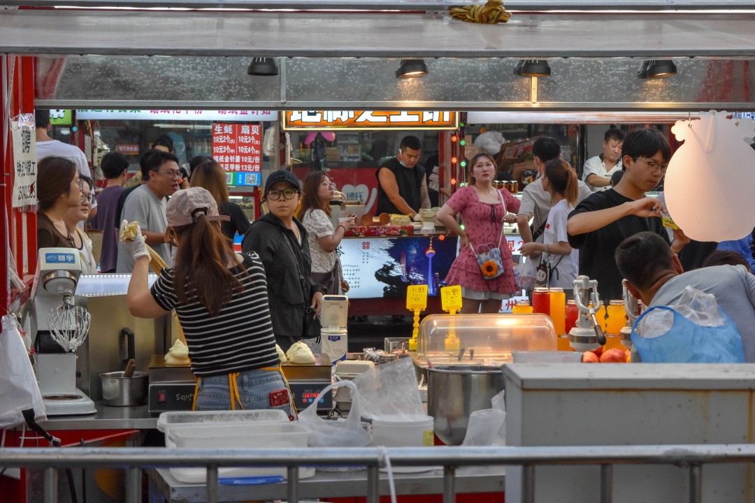 Night market on 南一经街 (Nányī Jīng Jiē), Shenhe District, Shenyang, Liaoning, China.