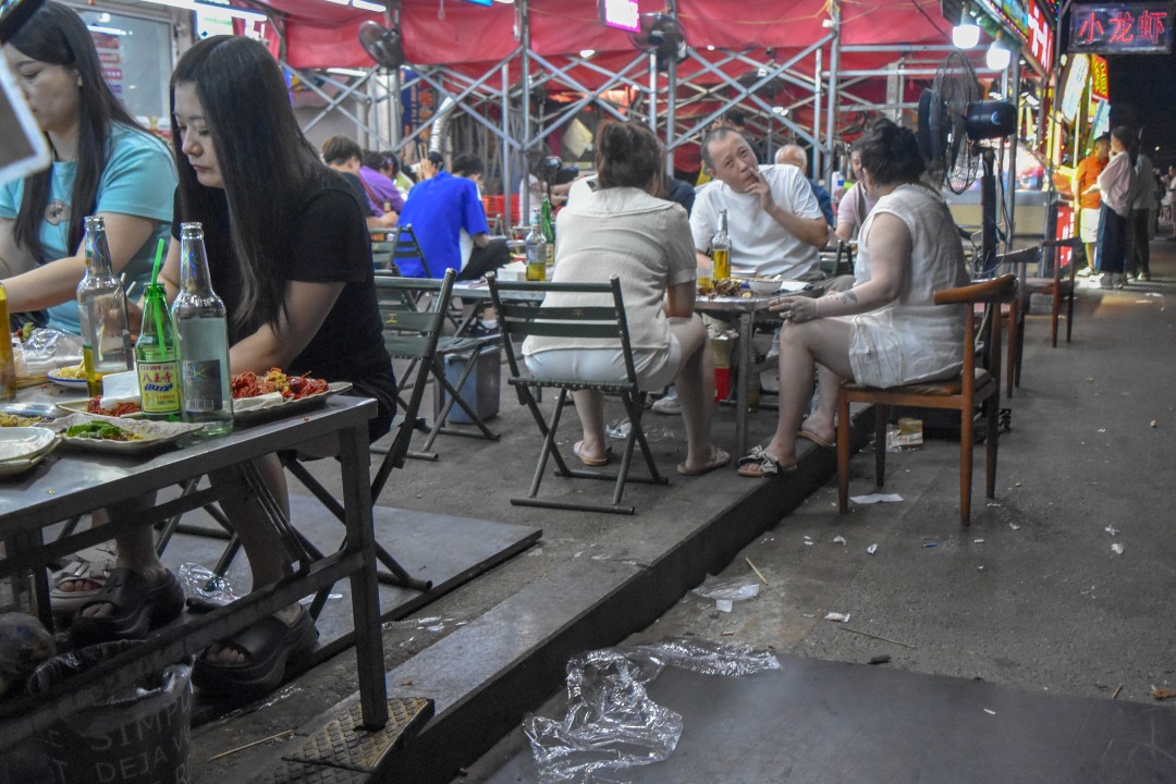Night market on 南一经街 (Nányī Jīng Jiē), Shenhe District, Shenyang, Liaoning, China.