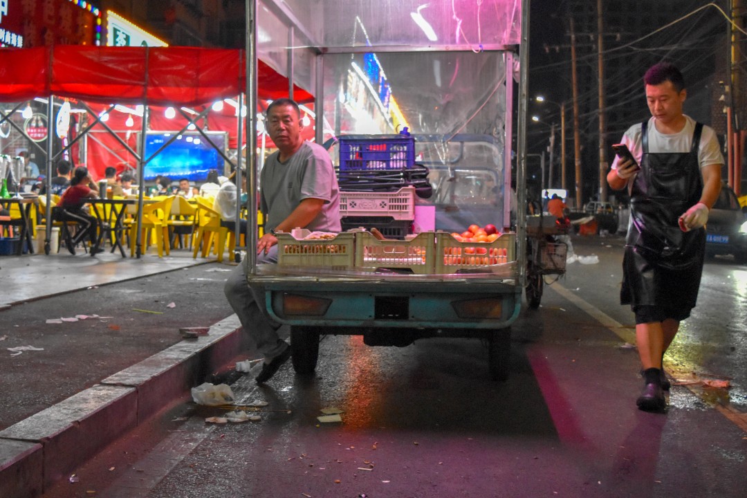 Night market on 南一经街 (Nányī Jīng Jiē), Shenhe District, Shenyang, Liaoning, China.