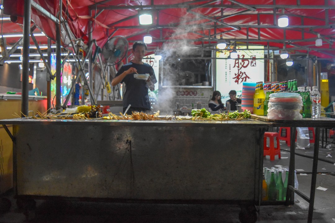 Night market on 南一经街 (Nányī Jīng Jiē), Shenhe District, Shenyang, Liaoning, China.