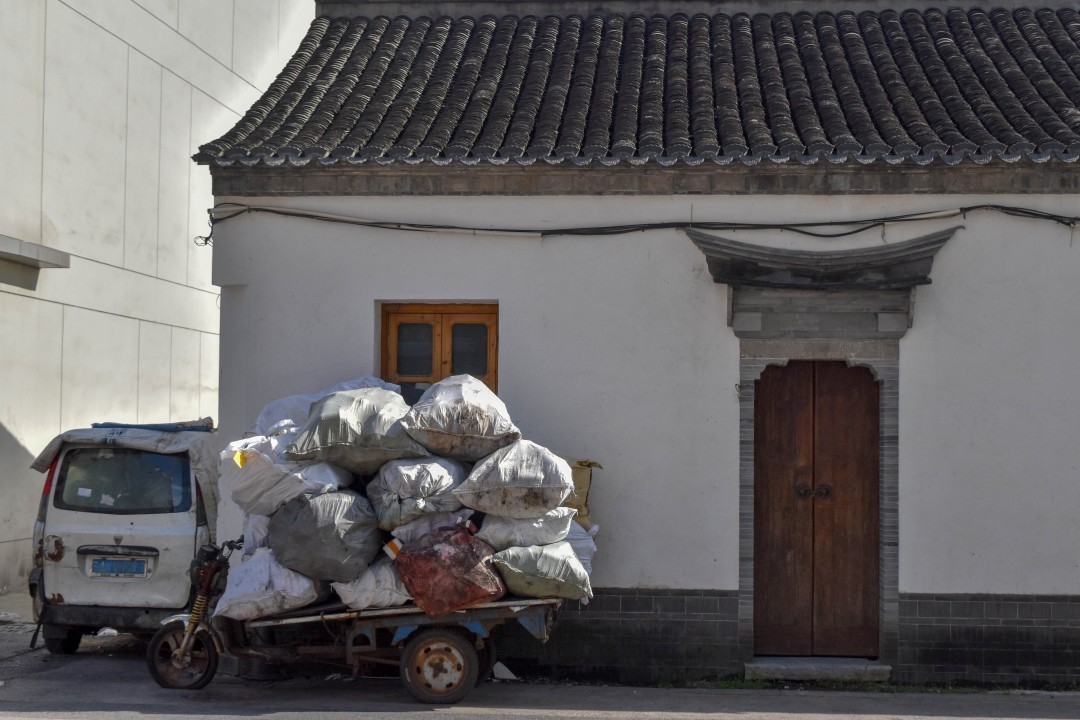Longmen (龙门, Lóngmén) — Xuanwu District (玄武区), Nanjing, Jiangsu, China.