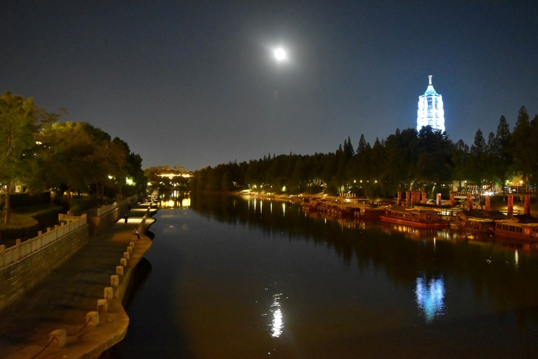 Longmen (龙门, Lóngmén) — Xuanwu District (玄武区), Nanjing, Jiangsu, China.