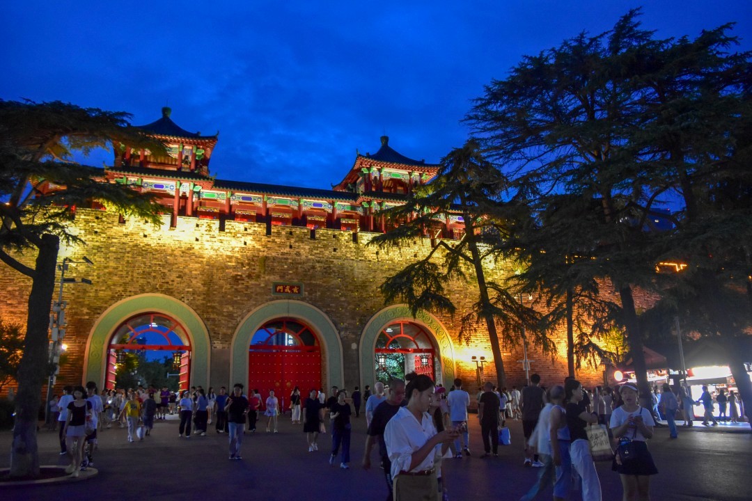 Southeast Lake, Xuanwu Lake (玄武湖东南湖, Xuánwǔ Hú Dōngnán Hú) — Xuanwu District, Nanjing, Jiangsu, China.