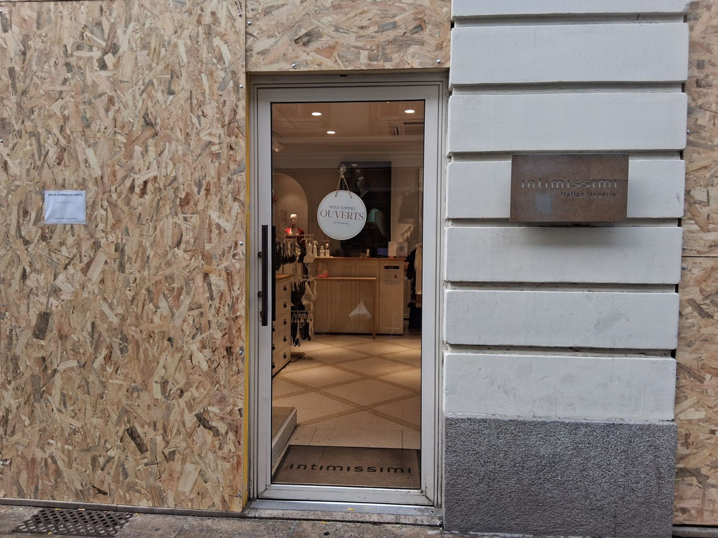 Nantes boarded up, waiting for the protest — Nantes, Pays de la Loire, France