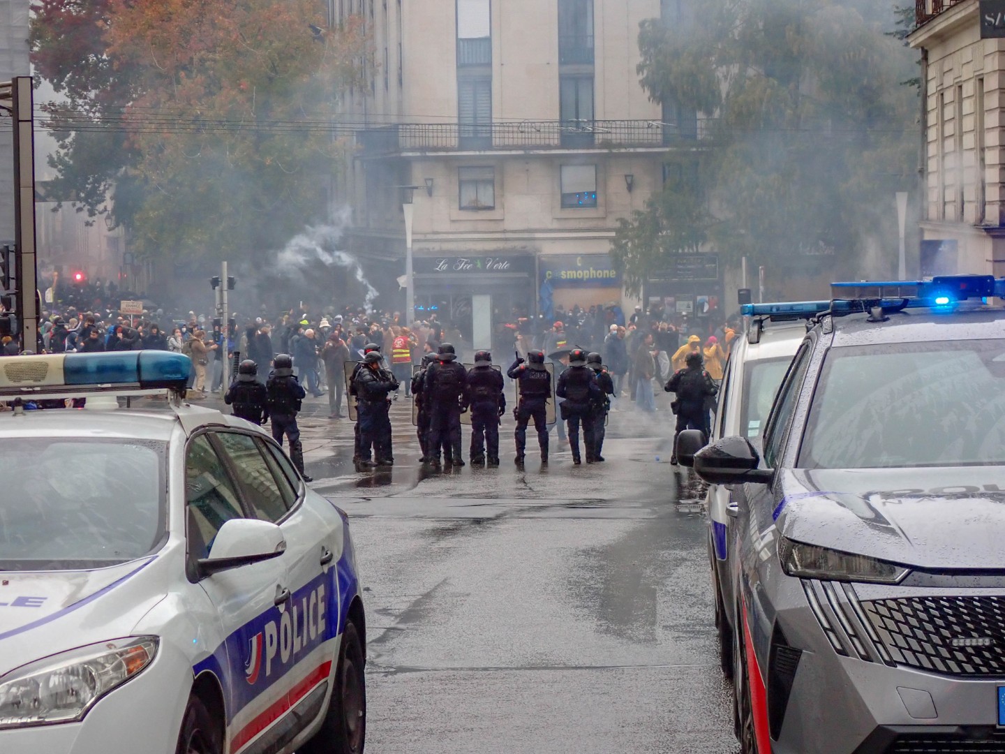 Tear gas between the police line and the protesters — Oct. 24, 2026, Rue de Feltre, Nantes, Pays de la Loire, France